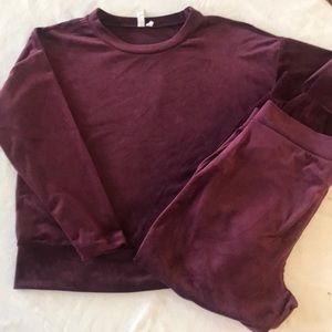 Beautiful velvet feeling Cable & Gauge jogging suit.